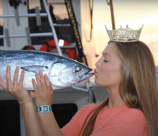 Destin Fishing Rodeo Miss Destin Kisses Fish